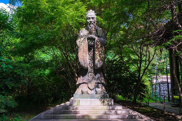 湯島聖堂の孔子像